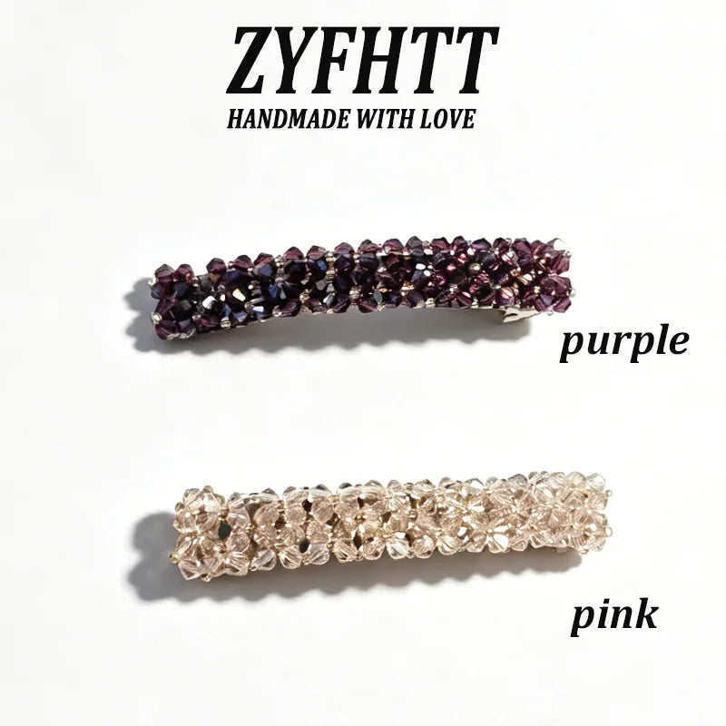 Par de clips para el cabello de cristal de estrás hechos a mano, uno morado y uno rosa.