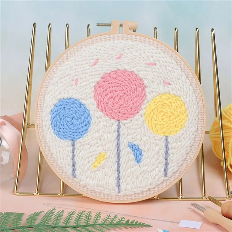 Kit de bordado de aguja mágica circular con flores de hilo colorido sobre fondo claro.