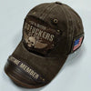 En mørk brun, slitt baseballcaps i bomull med brodert tekst som sier OLD FUCKERS CLUB og en liten amerikaner