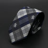Corbata a cuadros azul oscuro y blanca con patrón tartán repetitivo.