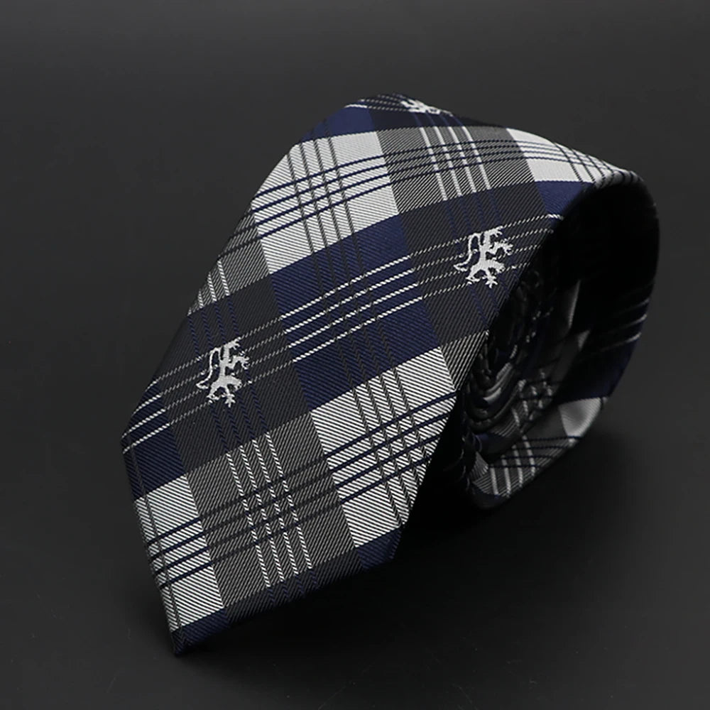 Corbata a cuadros azul oscuro y blanca con patrón tartán repetitivo.