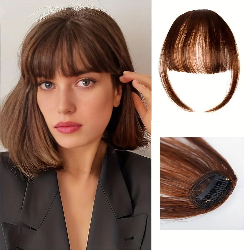 Mujer modela un flequillo recto y tupido en marrón, visto en la cabeza y como producto individual.