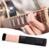 Mástil de práctica de guitarra de bolsillo negro con cuerdas reales en primer plano.