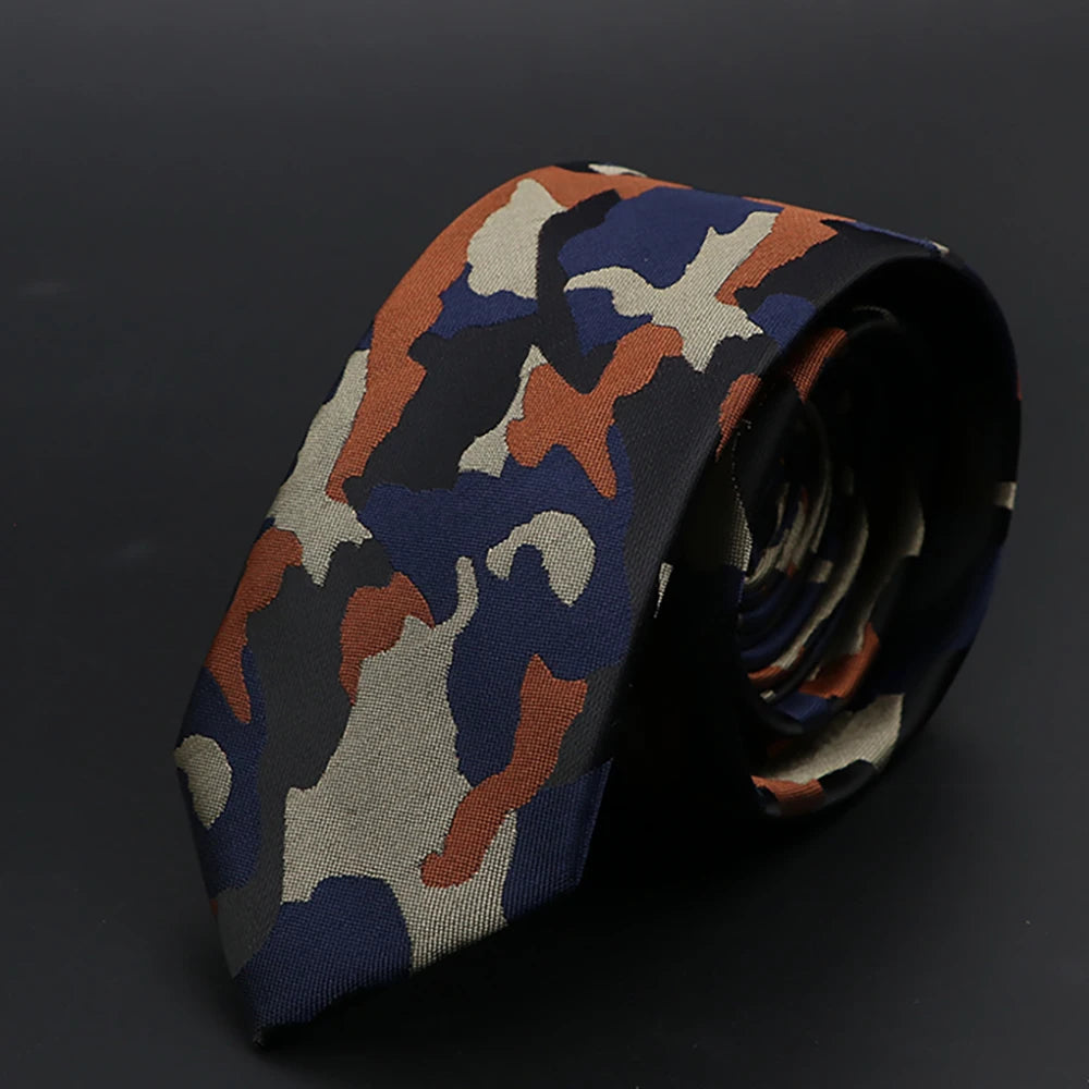 Primer plano de una corbata de hombre slim fit con estampado camuflado en verde oliva y marrón.
