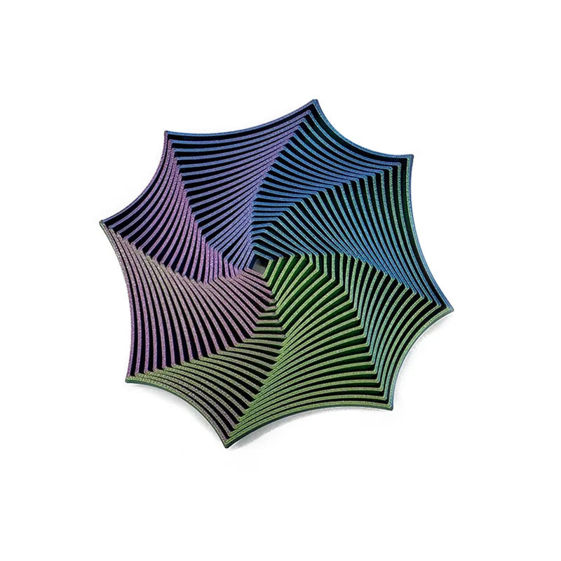 Geometrisk fidget-leke med optisk illusjonsdesign i blå, lilla og grønne striper.