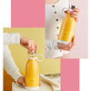 En person drikker juice fra en flaske etter å ha skrudd av en liten kork, og viser hvordan man bruker blenderflasken.