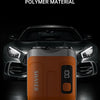 Afeitadora eléctrica naranja con indicador de nivel frente a un auto deportivo negro.