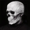 Máscara de calavera realista que muestra la estructura facial y los dientes sobre un fondo oscuro.