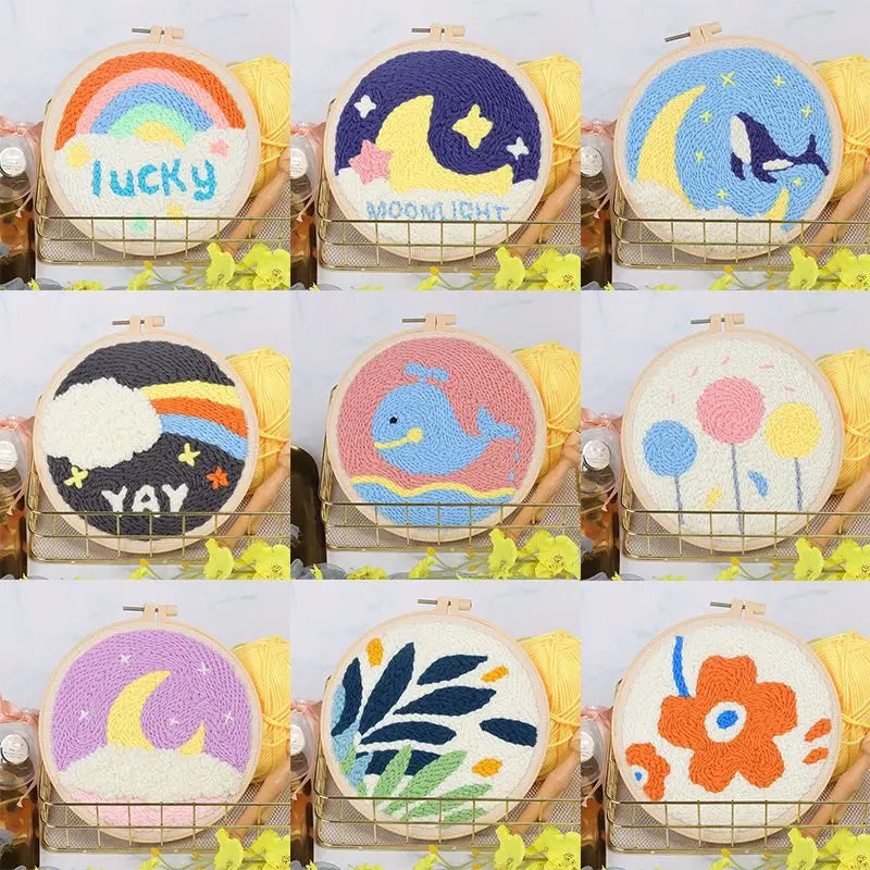 Colección de coloridos bordados de punch needle con estrellas, lunas y diseños florales sobre fieltro.