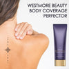 Käsi levittää Westmore Beauty Body Coverage Perfector -violettia voidetta iholle.
