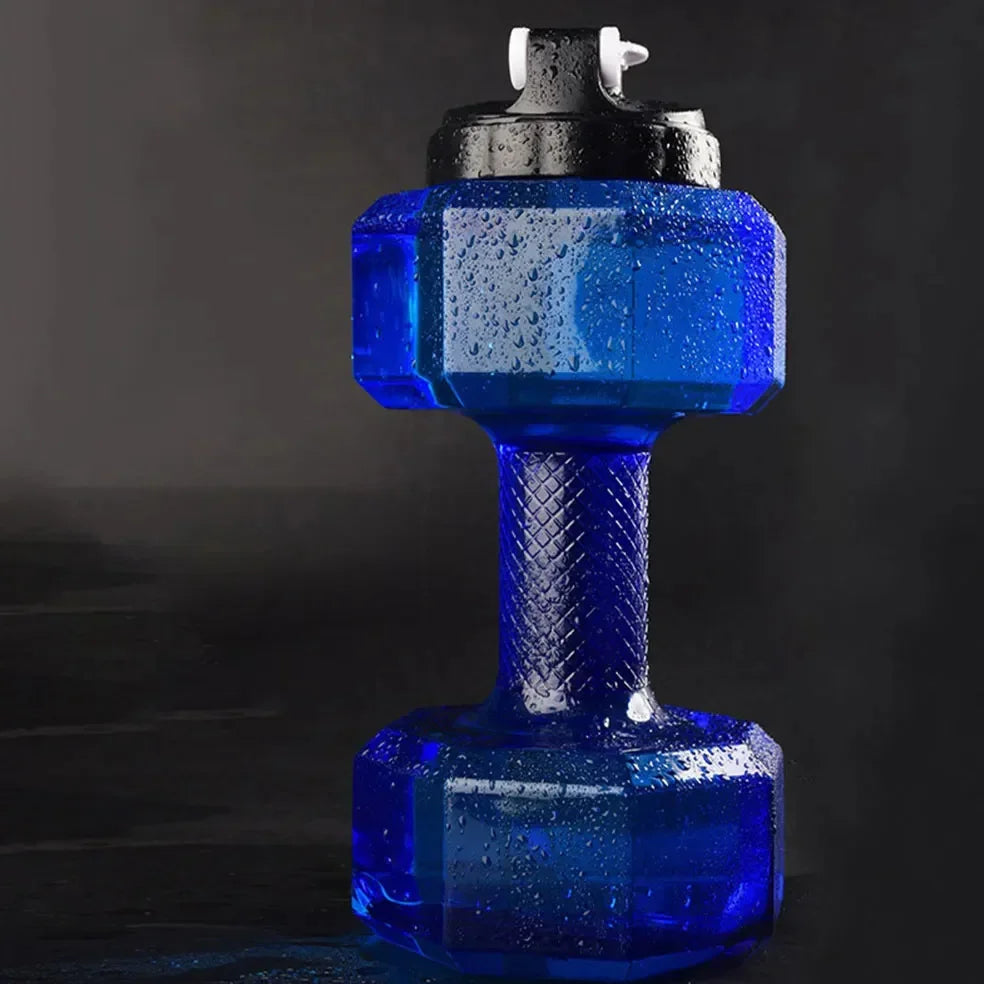 Botella de agua deportiva azul brillante con forma de pesa y tapa negra segura.