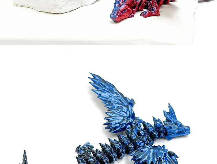 Primer plano de un dragón articulado azul impreso en 3D, figura de escritorio con escamas detalladas.