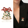 Broche de campana con esmalte y pedrería, lazo rojo y follaje verde sobre base dorada.