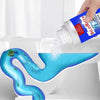 Una mano vierte un limpiador de desagües azul en un accesorio de tubería de plástico blanco, mostrando el líquido fluyendo ha