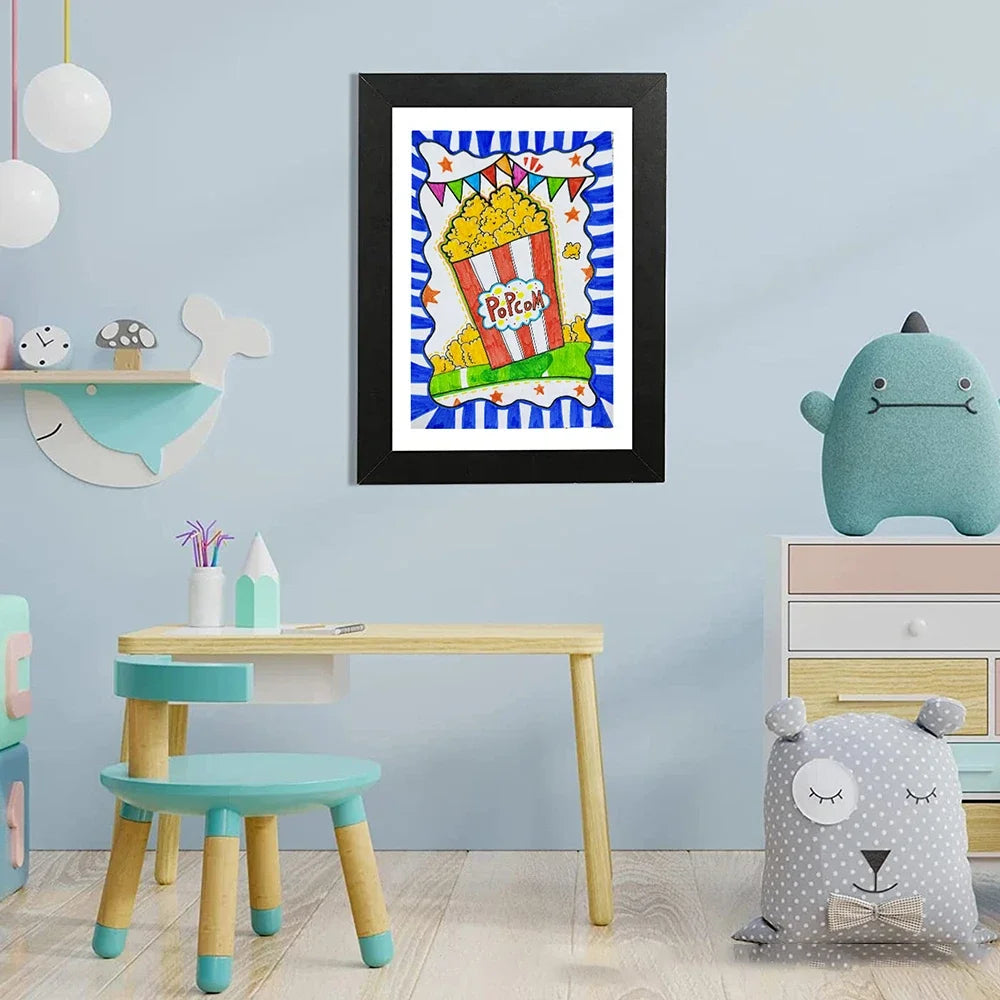 Innrammet kunst med fargerik, stripete mais i rød og hvit boks, vist på en lyseblå vegg.