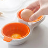 Main tenant un œuf cru au-dessus d'un insert en silicone orange dans un cuiseur à œufs blanc pour micro-ondes.
