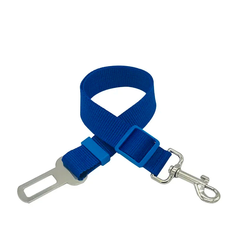 Arnés de seguridad azul ajustable para mascotas en el auto, con correa de cinturón y clip metálico.
