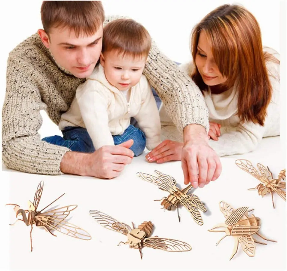 Familia interactuando con un kit de rompecabezas 3D de madera de perro salchicha y modelos de insectos.