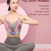Mujer haciendo ejercicio de cuerpo completo con entrenador de suelo pélvico y muslos internos rosado