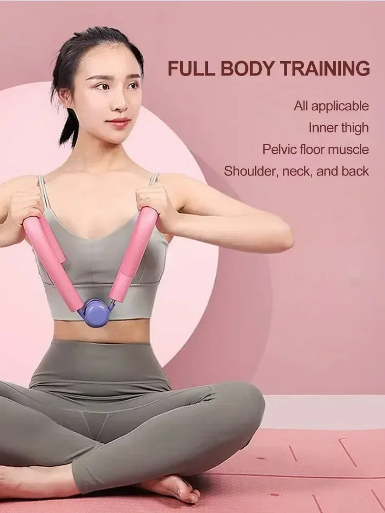 Mujer haciendo ejercicio de cuerpo completo con entrenador de suelo pélvico y muslos internos rosado
