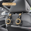 Primer plano de un gancho para reposacabezas de asiento de coche color beige con portavasos y organizador instalado en el int