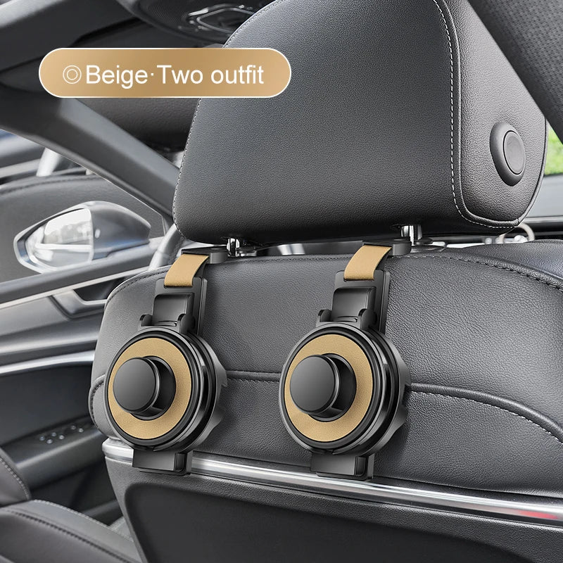 Primer plano de un gancho para reposacabezas de asiento de coche color beige con portavasos y organizador instalado en el int