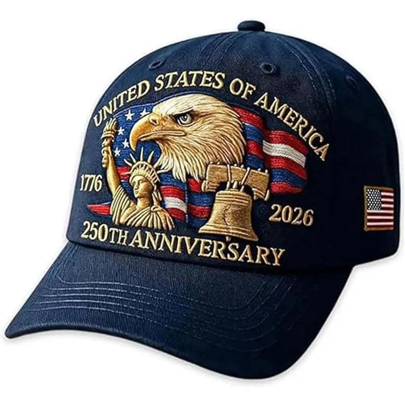 Mörkblå keps med broderad text och en amerikansk örn för USA:s 250-årsjubileum