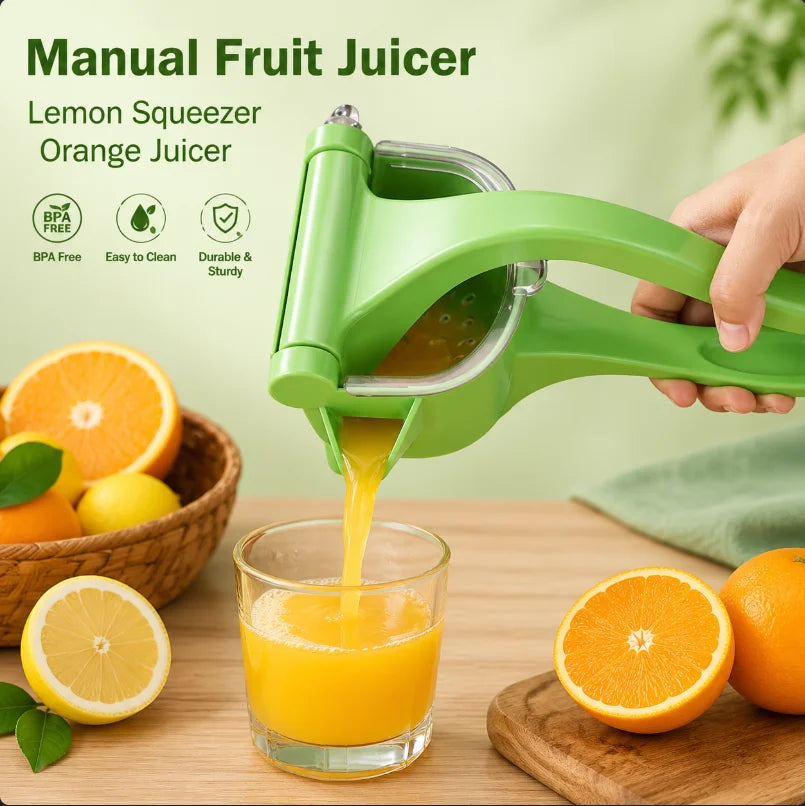 En hånd presser appelsinjuice fra en grønn manuell fruktpresse ned i et glass, med ferske sitrusfrukter ved siden av.