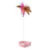 Jouet pour chat avec collier rose, plumes brunes et roses, et grelot.
