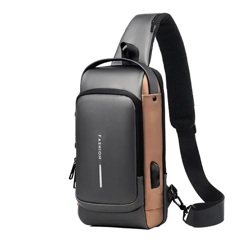 Bolso bandolera negra antirrobo para hombre con acento marrón y correa negra.