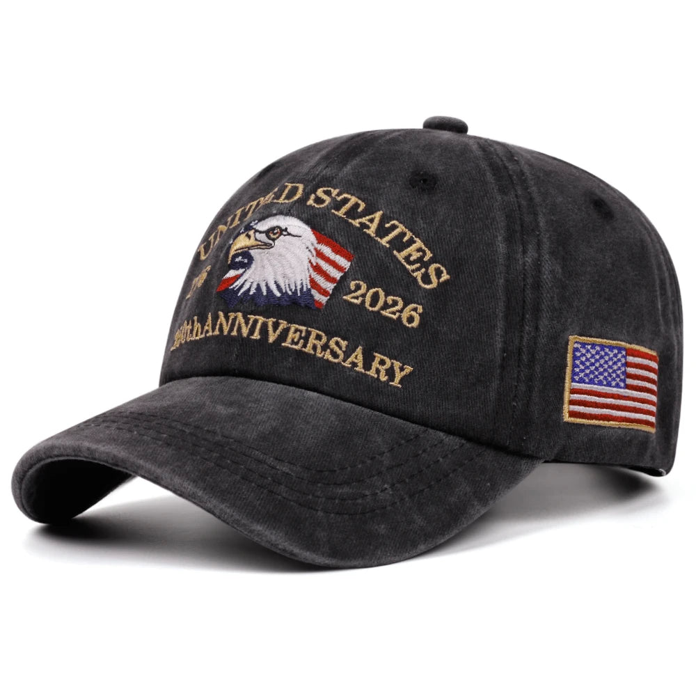 Svart basebollkeps med broderad amerikansk jubileumsdesign och amerikansk flagglapp.