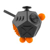 Cubo fidget arcoíris negro con detalles naranjas, diseño geométrico y mecanismo interno visible.