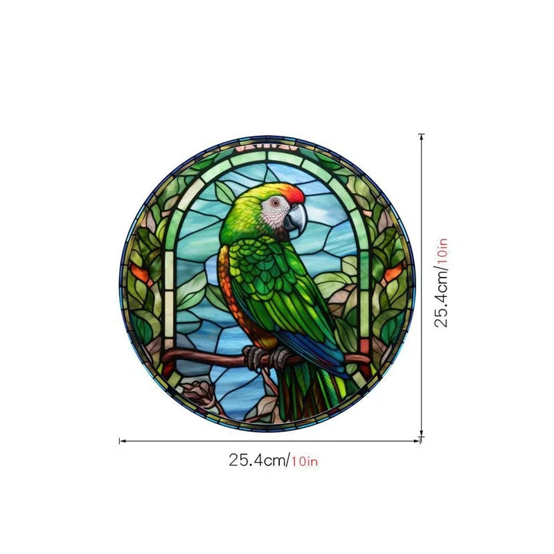 Dekalkal av målat glas med en grön papegoja med rött huvud mot blommig bakgrund