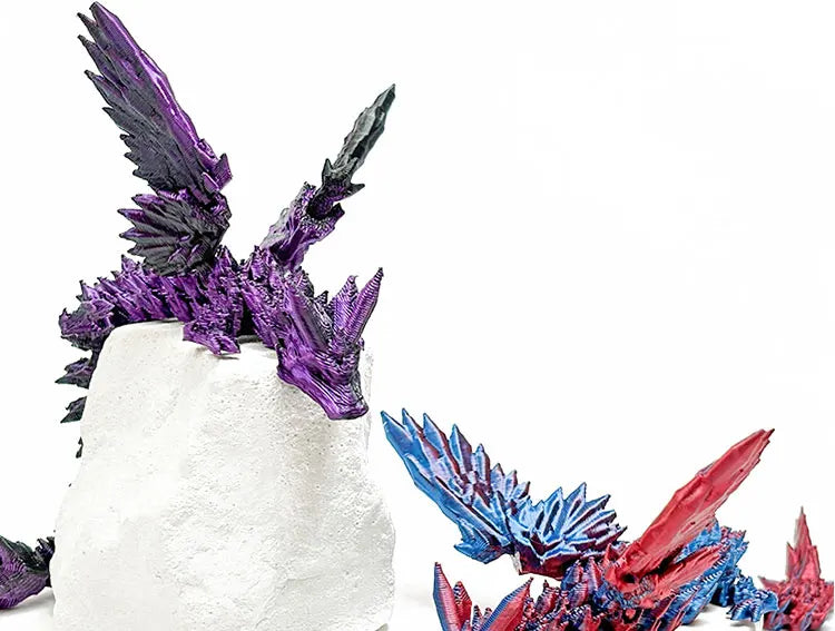 Figurilla de escritorio de dragón articulado impreso en 3D con alas iridiscentes moradas y azules sobre base blanca.