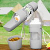 Botella de agua portátil para perros con compartimento de comida sobre una superficie de madera al aire libre.