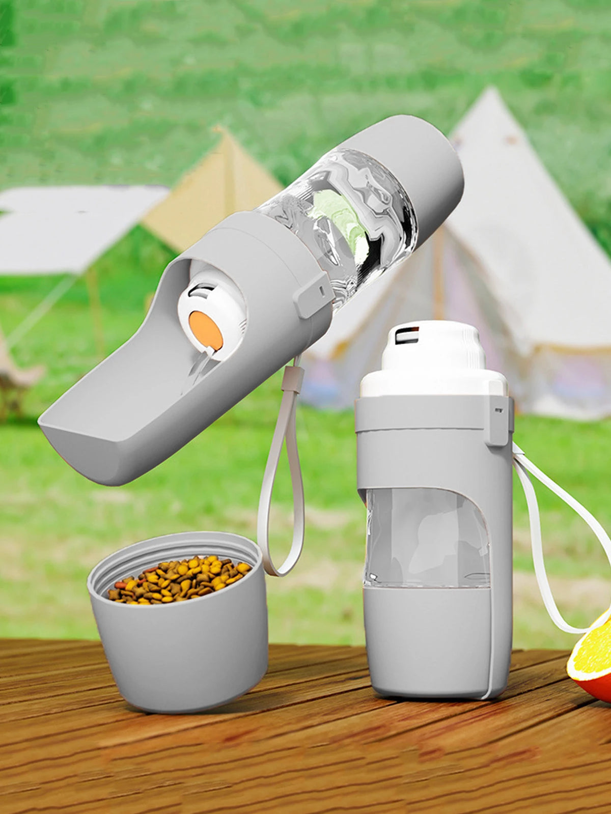 Botella de agua portátil para perros con compartimento de comida sobre una superficie de madera al aire libre.
