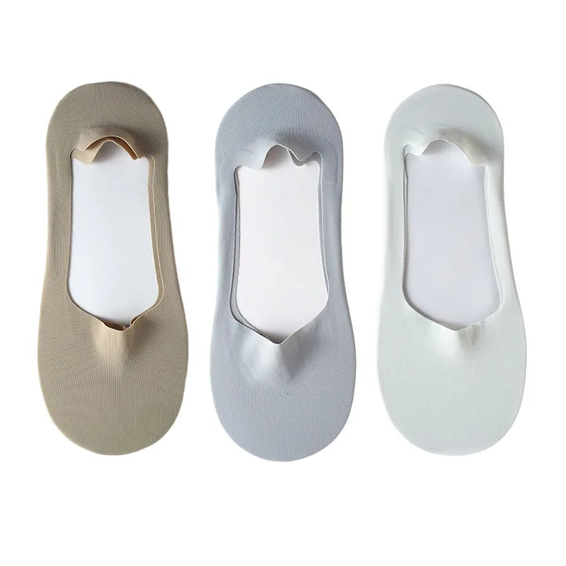 Three pairs of men's no-show socks with silicone grip in beige, gray, and white.