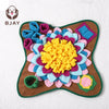 Tapis de fouille coloré en tissu pour chiens avec des morceaux texturés en forme de fleur.