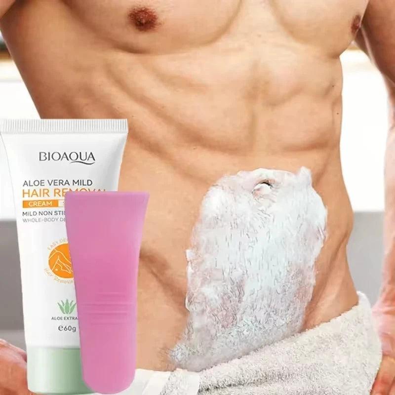 Et bilde av Bioaqua Aloe Vera Mild Hair Removal Cream med hvit, tykk barberskum på en manns overkropp.
