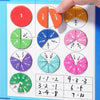 Hvit tavle med magnetiske trebrøker og enkle matematikkstykker for læring