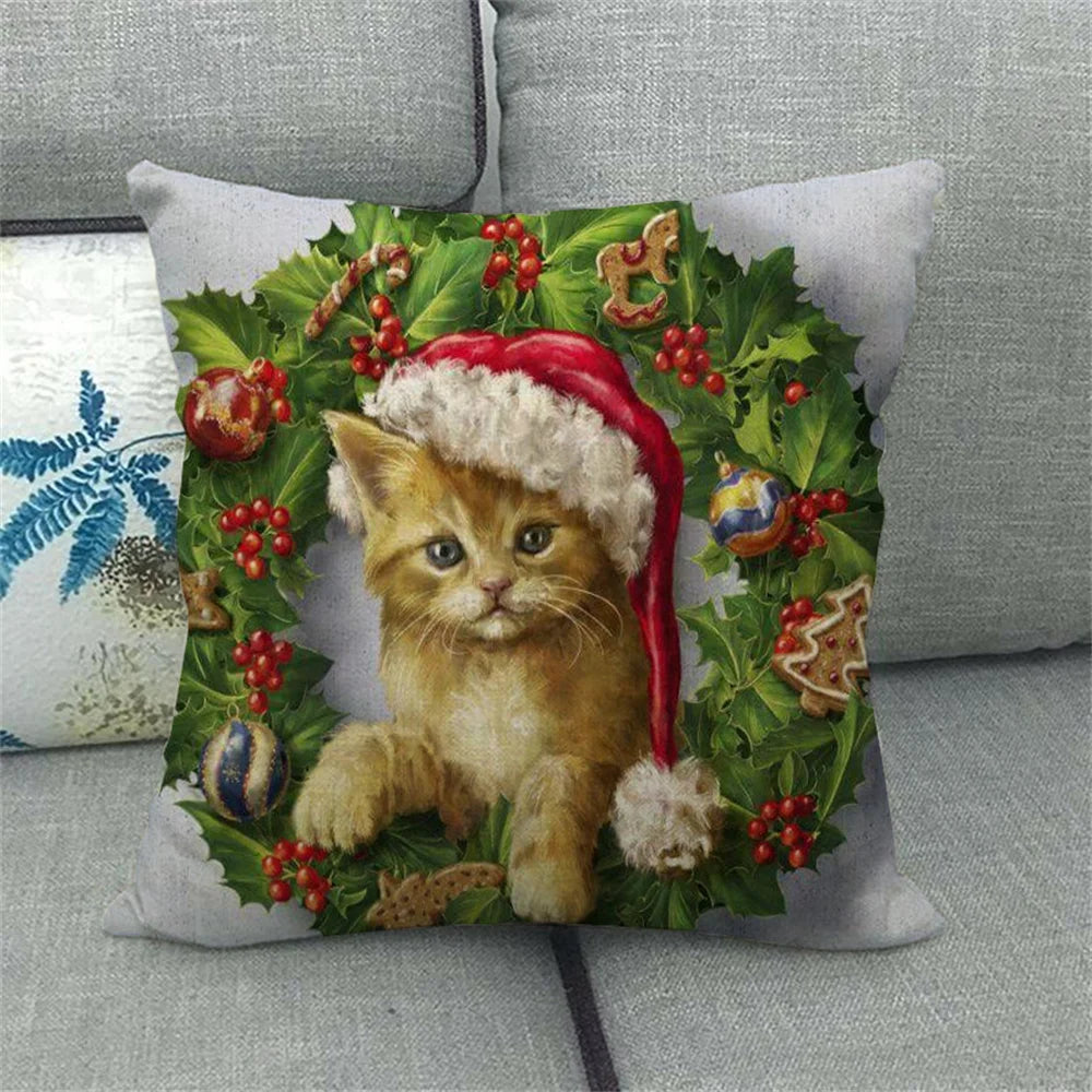 Festlig julepute med en gyllen kattunge omgitt av kristtorn og julepynt