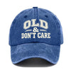 Casquette de baseball en coton twill vieilli bleu foncé brodée avec le texte OLD & DON'T CARE