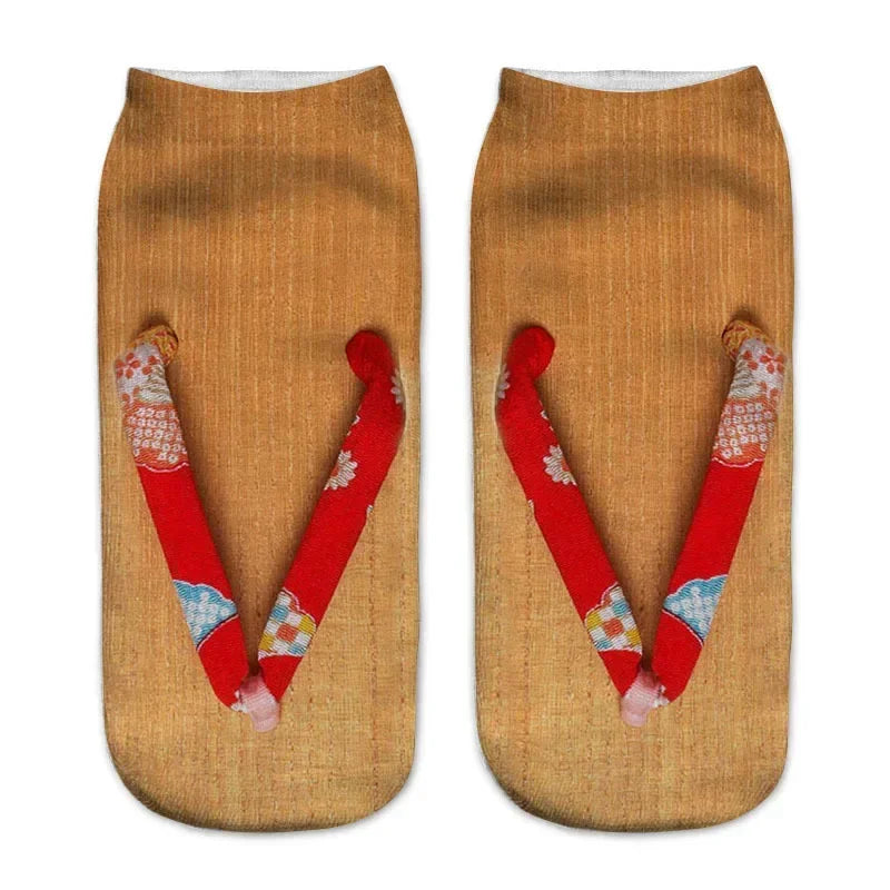 Paire de chaussettes basses à imprimé tongs, en tissu marron avec motifs rouges et floraux.