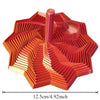 En rød 3D-printet sensorisk fidget-stjernespinner med et lettgrepent håndtak, som viser den geometriske strukturen.