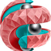 Nærbilde av en rosa og turkis fidget-kube med sølvkuler, som viser geometrisk design.