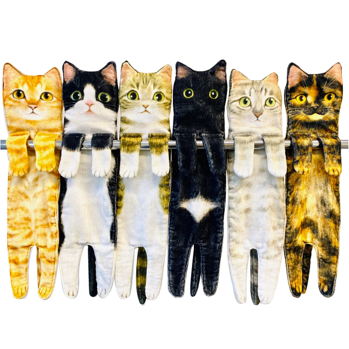 Eine Reihe von katzenförmigen Handtüchern zum Aufhängen in verschiedenen Farben und Mustern.