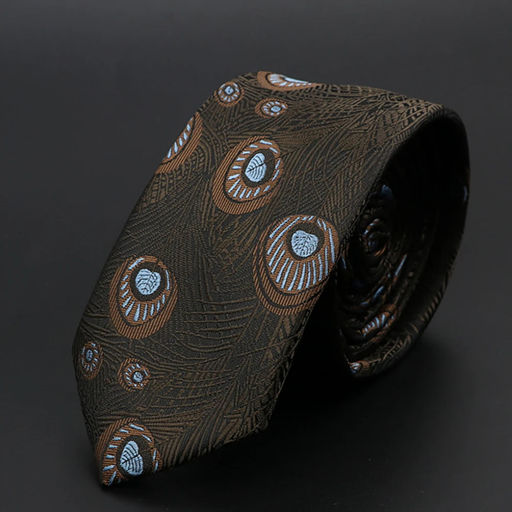 Primer plano de una corbata jacquard marrón con un sutil patrón geométrico, enrollada.
