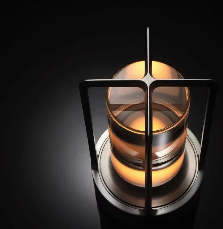 En modern kristall-LED-touchlampa med metallram och varmt sken på mörk bakgrund.