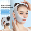 Mujer usando mascarilla lifting doble V para reafirmar y eliminar arrugas faciales.