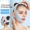 Mujer aplica mascarilla moldeadora V-face doble lifting en su rostro, demostrando su uso para reafirmar y eliminar arrugas fa